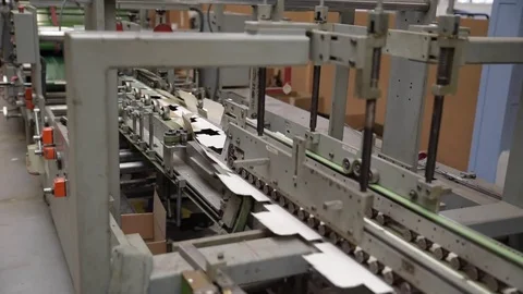 Product packaging being folded by machine on conveyor belt Video stock 78672245