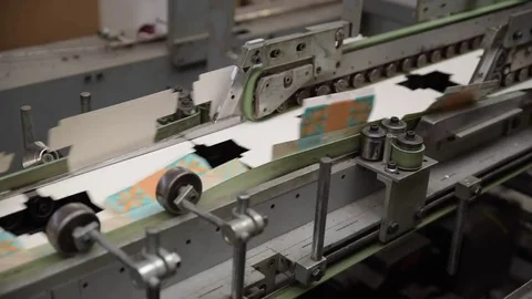 Product packaging being folded by machine on conveyor belt Video stock 78672251