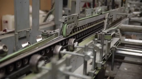 Product packaging being folded by machine on conveyor belt Video stock 78672350