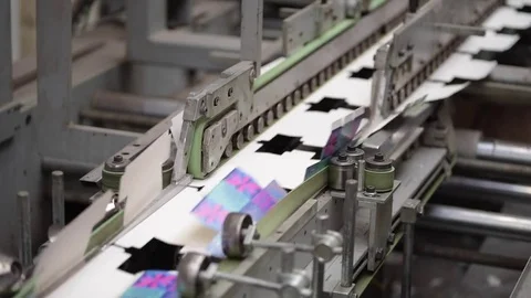 Product packaging being folded by machine on conveyor belt Video stock 78672375