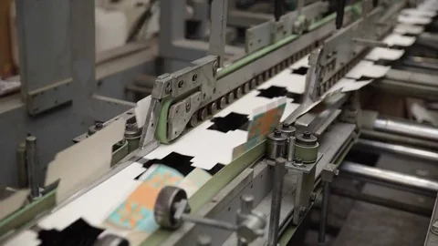 Product packaging being folded by machine on conveyor belt Video stock 78672378