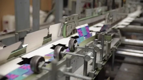 Product packaging being folded by machine on conveyor belt Video stock 78673245