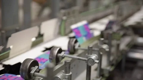 Product packaging being folded by machine on conveyor belt Video stock 78673287