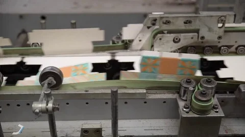 Product packaging being folded by machine on conveyor belt Video stock 78673309