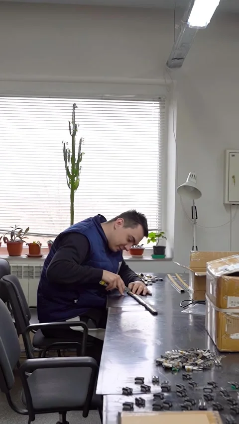 Production and assembly of audio electronics and sound equipment. 库存影片 297601638