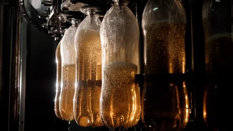 Production and bottling lemonade on automatic conveyor line on industrial plant. Video stock 119555952