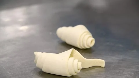 Production of buns, pies, bread, cookies in a bakery on an automated convey.. Vidéo 253085953