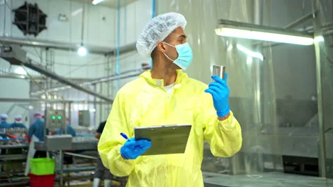Production control supervisor inspects the can in the production line Video stock 339013177