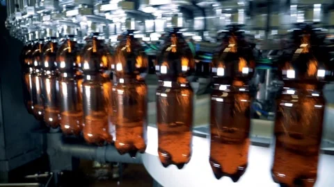 Production Line of Carbonated Drinks Close up of plastic bottle industry on a Vídeos de archivo 334588414