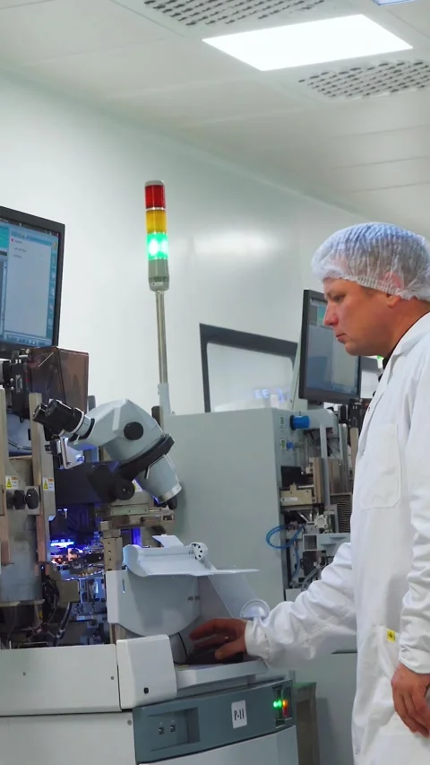 Production line of high-tech diodes, transistors, microcircuits, chips. An 스톡 동영상 311229884