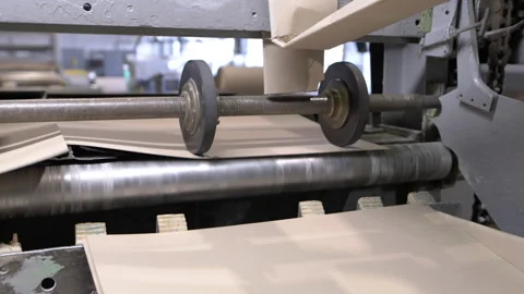 Production line with large cardboard leveling machine Vídeos de archivo 303105002