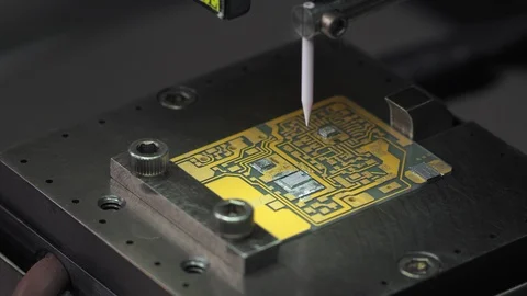 Production of a microchip with the help of an automatic machine Vidéo 128770505