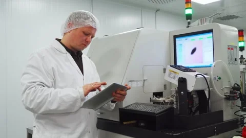 Production of microcircuits chips microcircuits, modern computer equipment 库存影片 303780188