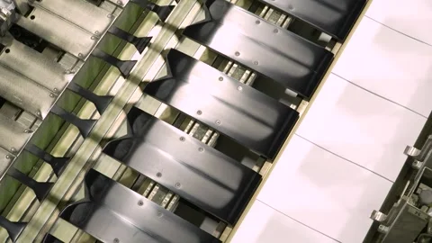 Production of office paper. The machine cuts paper into A4 sheets Stockbeeldmateriaal 314896543