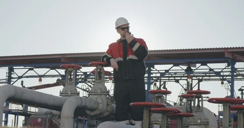 Production operator communicate between central control room by using radio to Vidéo 108981858