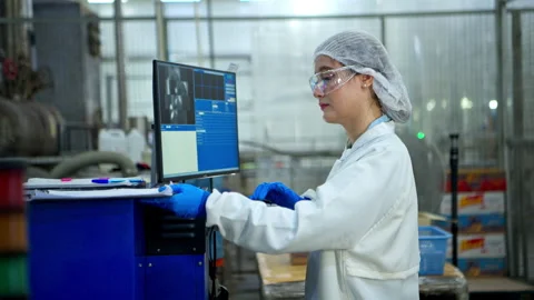 The production supervisor is inspecting and controlling the operation 库存影片 339050323