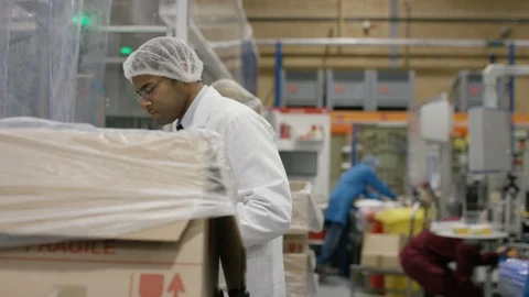 Production worker checking bottles on conveyor belt in cosmetic factory 库存影片 107955510