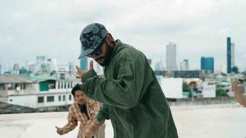 Profession break dancer practice B-boy dance with friends at roof top. Endeavor. Foto stock