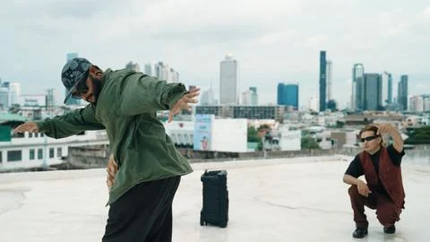 Profession break dancer practice B-boy dance with friends at roof top. Endeavor. Foto stock