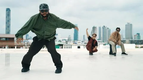 Profession break dancer practice B-boy dance with friends at roof top. Endeavor. Foto stock