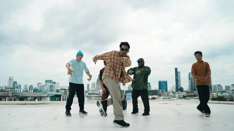 Profession break dancer practice B-boy dance with friends at roof top. Endeavor. Foto stock