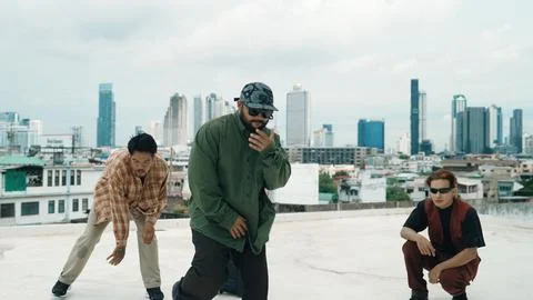 Profession break dancer practice B-boy dance with friends at roof top. Endeavor. Foto stock