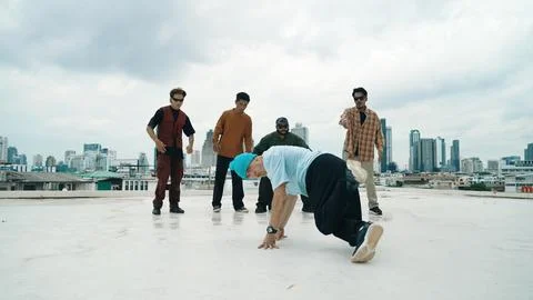 Profession break dancer practice B-boy dance with friends at roof top. Hiphop. Foto stock