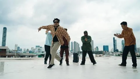Profession break dancer practice B-boy dance with friends at roof top. Hiphop. Foto stock