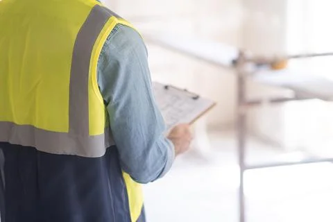 Professional architect checking plan of office before starting renovation Foto stock