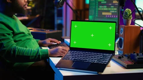 Professional artist operating on daw software in home studio Vídeos de archivo 281454322