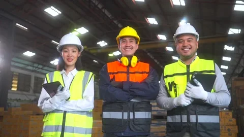 Professional asian engineer analyzing meeting with tablet in factory warehouse. 库存影片 332119407