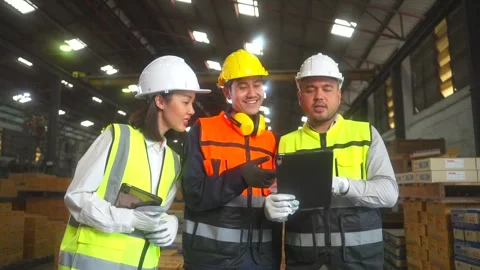 Professional asian engineer analyzing meeting with tablet in factory warehouse. Stockbeeldmateriaal 332119409