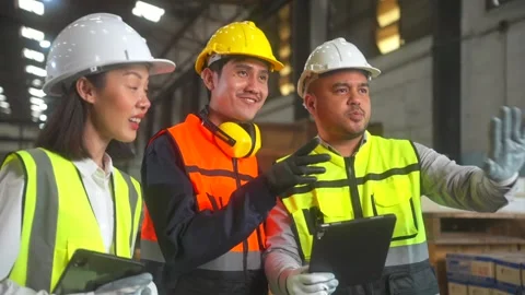 Professional asian engineer analyzing meeting with tablet in factory warehouse. Vidéo 332119410