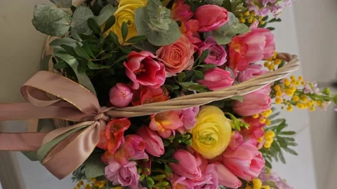 A professional assembles flower arrangement with mimosa and tulip. Stock-Footage 237687817