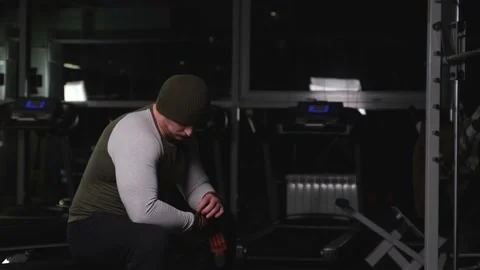 Professional athlete getting ready for training Vidéo 170477531