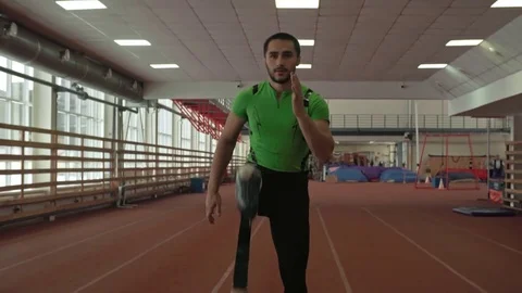 Professional Athlete with Prosthesis Beginning Run Stock Footage 72139961