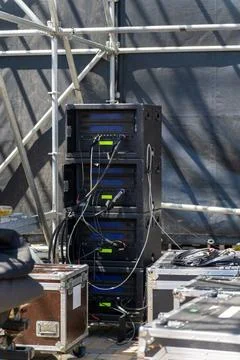 Professional audio amplifiers, cable and flight case set up Stockfoto's