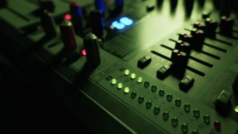 Professional Audio Mixer Knobs and Faders Glowing Under Purple Neon Lights Vidéo 334737102