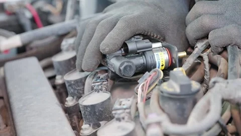 Professional auto mechanic with gloves installing a new alternative fuel system Vídeos de archivo 329285127