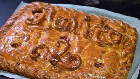 Professional baker cutting and serving a slice of galician empanada Video stock 330428619
