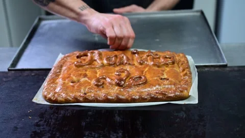 Professional baker cutting and serving a slice of galician empanada Vidéo 330428648