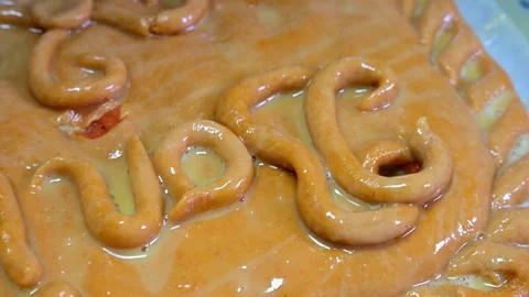 Professional baker cutting and serving a slice of galician empanada 스톡 동영상 330429025