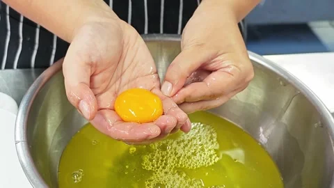 Professional baker separating egg yolk and stirring egg whites by hand. Stock-Footage 346610951