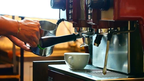 A professional Barista Use a coffee machine to BREW coffee at a customer orde Stockbeeldmateriaal 76896796