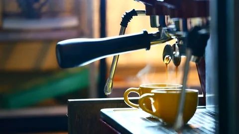 A professional Barista Use a coffee machine to BREW coffee at a customer orde Vidéo 76896875