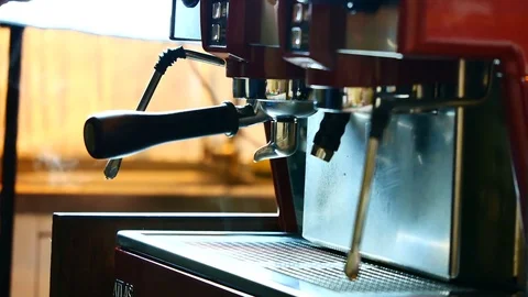 A professional Barista Use a coffee machine to BREW coffee at a customer orde Stockbeeldmateriaal 76897265