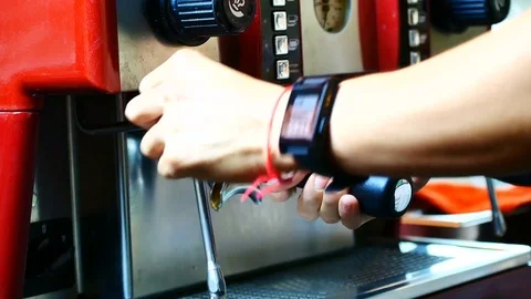 A professional Barista Use a coffee machine to BREW coffee at a customer orde Vidéo 76897306