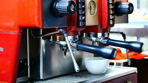 A professional Barista Use a coffee machine to BREW coffee at a customer orde 库存影片 76898282