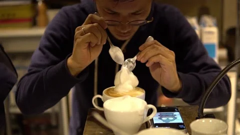  Professional Barista use pen to  create image on coffee latte art Видео 159273654