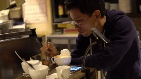  Professional Barista use pen to  create image on coffee latte art Видео 159274444